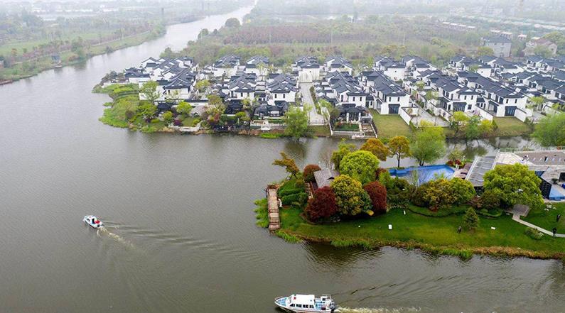 水韻湖城太清沿岸長(zhǎng)興縣楊家浦國控?cái)嘌桓?>
		<figcaption>
<h4>水韻湖城太清沿岸長(zhǎng)興縣楊家浦國控?cái)嘌桓?/h4>
<em>河道生修復(fù)工程</em>
<p>本工程位于洪橋鎮(zhèn)，本次生態(tài)修復(fù)范圍為北橫港及其叉港，東段為楊家浦閘至圖影扶欄橋段，西段為楊家浦港至陽墩漾，主河道總長(zhǎng)7.36km，叉港總長(zhǎng)8.15km。所需松木樁規(guī)格為3米小頭11-12CM型號(hào)，所用數(shù)量為:10萬根左右。松木樁在生態(tài)修復(fù)中可以發(fā)揮重要作用。它可以幫助改善水土流失，保護(hù)水體，減少污染物向水體的遷移，促進(jìn)水體環(huán)境的恢復(fù)。</p>
</figcaption>
		</figure>
			    <figure class=